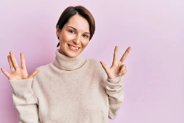 Mladá Brunetka Žena Krátkými Vlasy Sobě Ležérní Zimní Svetr Ukazuje — Stock fotografie