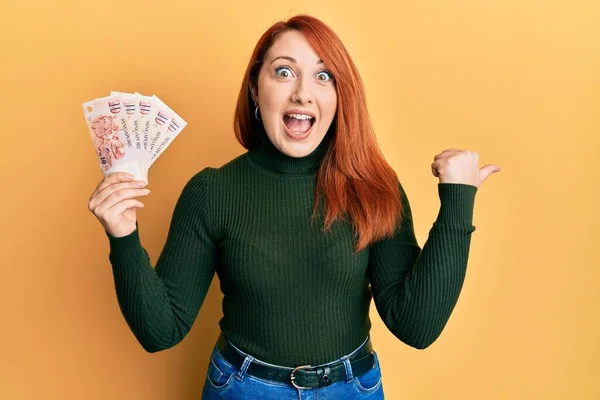 Güzel Kızıl Saçlı Kadın Elinde Singapur Doları Banknotlar Başparmağıyla Yan — Stok fotoğraf