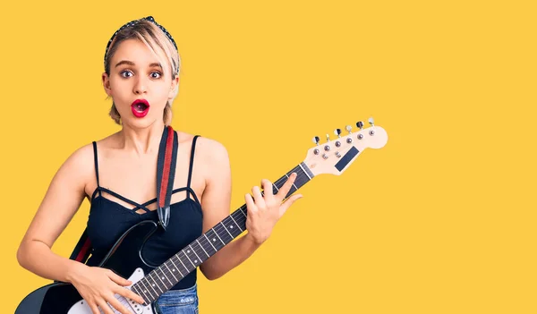 Joven Hermosa Mujer Rubia Tocando Guitarra Eléctrica Asustada Sorprendida Con —  Fotos de Stock