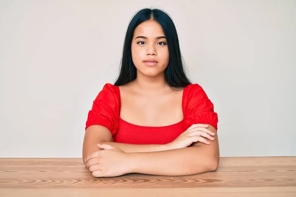 Jong Mooi Aziatisch Meisje Dragen Casual Kleding Zitten Tafel Met — Stockfoto