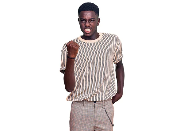 Молодой Африканский Американец Одетый Повседневную Одежду Злой Безумный Поднимающий Кулак — стоковое фото