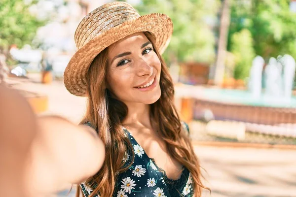 若いですヒスパニック女性オン休暇笑顔幸せ作ります自画撮りによってカメラによってザ公園 — ストック写真