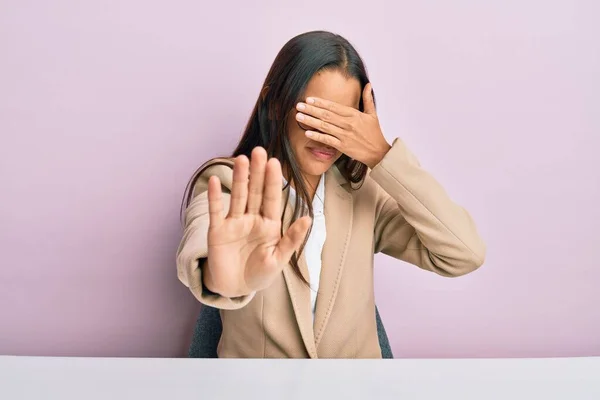 Bella Donna Ispanica Che Lavora Ufficio Coprendo Gli Occhi Con — Foto Stock