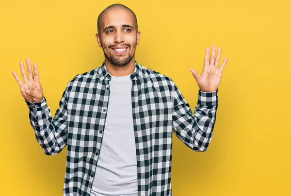 Hispanic Vuxen Man Bär Casual Kläder Visar Och Pekar Upp — Stockfoto