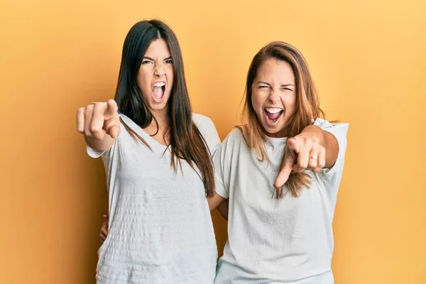 Spaanse Familie Van Moeder Dochter Met Casual Witte Tshirt Wijzend — Stockfoto