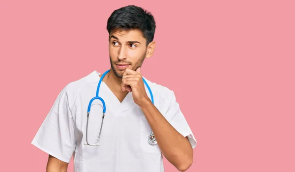 Jeune Bel Homme Portant Uniforme Médecin Stéthoscope Visage Sérieux Penser — Photo