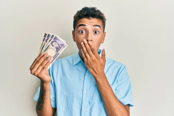 Junger Gutaussehender Afrikanisch Amerikanischer Mann Mit 5000 Yen Banknoten Die — Stockfoto