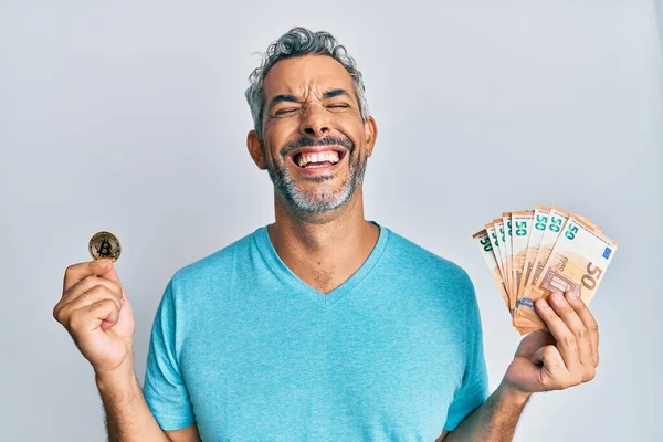 Orta Yaşlı Kır Saçlı Elinde Avroluk Banknotlar Bitcoin Tutan Kahkahalarla — Stok fotoğraf