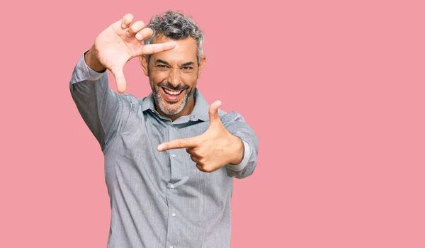 Hombre Pelo Gris Mediana Edad Vistiendo Ropa Casual Sonriendo Haciendo — Foto de Stock