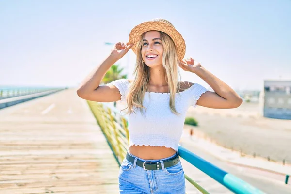 Joven Chica Turista Rubia Sonriendo Feliz Mirando Lado Caminando Paseo —  Fotos de Stock