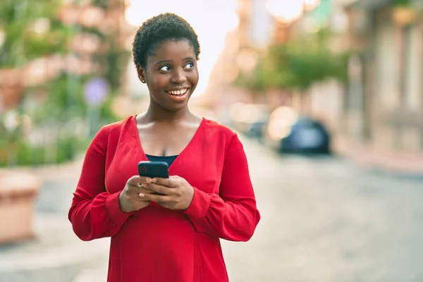 Jovem Afro Americana Sorrindo Feliz Usando Smartphone Cidade — Fotografia de Stock