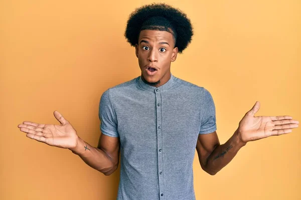 Uomo Afro Americano Con Capelli Afro Indossando Abiti Casual All — Foto Stock