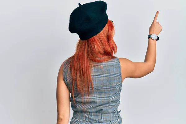 Young Redhead Woman Wearing Fashion French Look Beret Posing Backwards — Stock Photo, Image