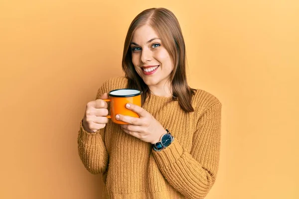 Mulher Branca Bonita Bebendo Café Xícara Olhando Positivo Feliz Sorrindo — Fotografia de Stock