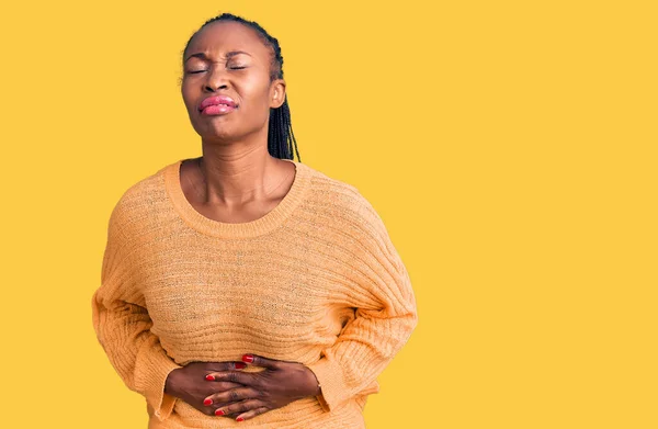 Jonge Afro Amerikaanse Vrouw Draagt Casual Kleding Met Hand Maag — Stockfoto