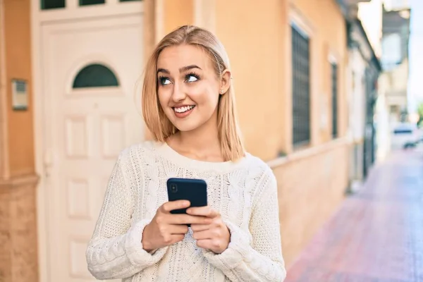 Jovem Loira Sorrindo Feliz Usando Smartphone Cidade — Fotografia de Stock