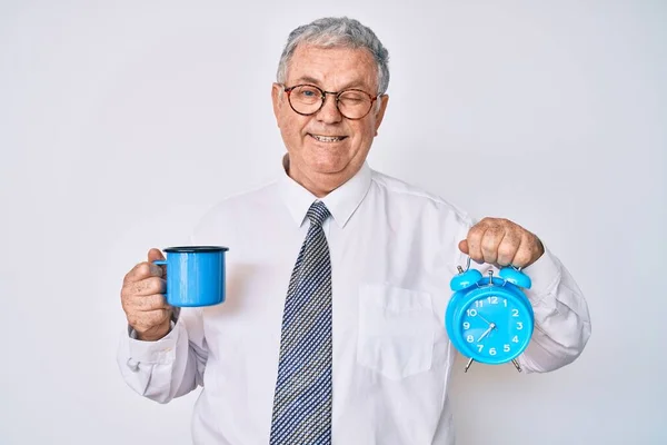 Senior Gråhårig Man Affärskläder Håller Väckarklocka Och Kopp Kaffe Blinkar — Stockfoto