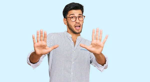 Joven Hombre Guapo Vistiendo Ropa Casual Gafas Asustado Aterrorizado Con —  Fotos de Stock