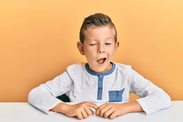 Förtjusande Kaukasiska Unge Bär Casual Kläder Sitter Bordet Blinkande Tittar — Stockfoto