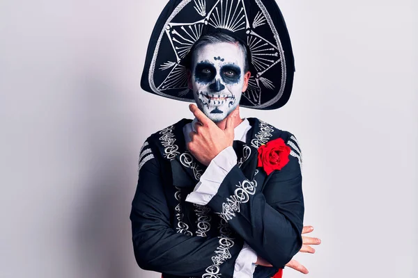 Jeune Homme Portant Jour Mexicain Costume Mort Sur Blanc Regardant — Photo