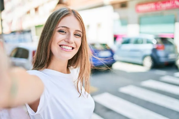 Молода Біла Жінка Посміхаючись Щаслива Робить Селфі Біля Камери Місті — стокове фото