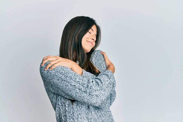 Mujer Morena Joven Vistiendo Suéter Casual Invierno Abrazándose Feliz Positivo —  Fotos de Stock