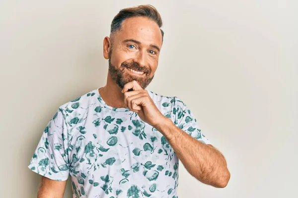 Bonito Homem Meia Idade Vestindo Roupas Casuais Sorrindo Olhando Confiante — Fotografia de Stock