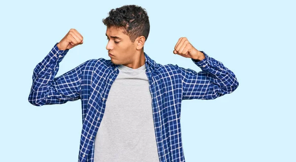 Joven Hombre Afroamericano Guapo Usando Ropa Casual Mostrando Los Músculos —  Fotos de Stock