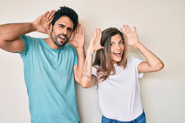 Bela Jovem Casal Namorado Namorada Juntos Sorrindo Alegre Jogando Espreitar — Fotografia de Stock