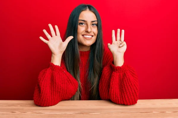 Schöne Hispanische Frau Lässiger Kleidung Sitzt Auf Dem Tisch Und — Stockfoto