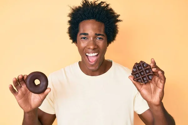 Bonito Homem Americano Africano Com Cabelo Afro Segurando Donut Chocolate — Fotografia de Stock