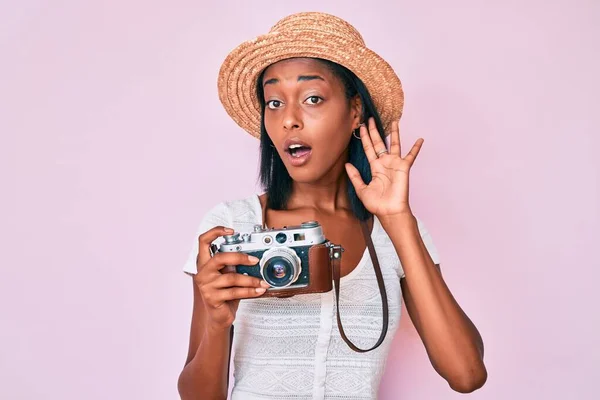 Fiatal Afro Amerikai Nyári Kalapot Visel Régi Kamerát Tart Fültől — Stock Fotó