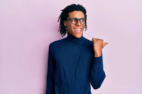 Jovem Afro Americano Vestindo Camisola Gola Alta Óculos Apontando Polegar — Fotografia de Stock