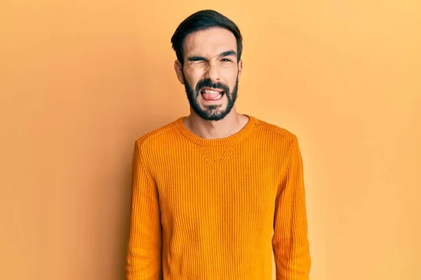 Junger Hispanischer Mann Mit Bart Trägt Lässige Kleidung Und Zeigt — Stockfoto
