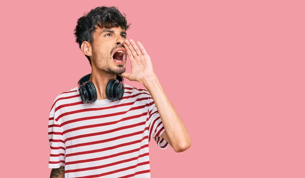 Junger Hispanischer Mann Der Mit Kopfhörern Musik Hört Und Laut — Stockfoto