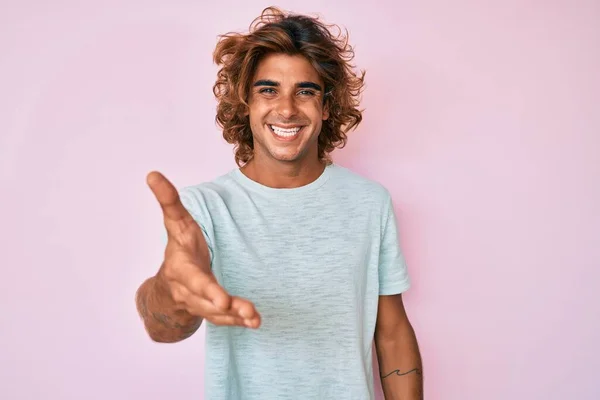 Joven Hombre Hispano Vistiendo Ropa Casual Sonriente Amistoso Ofreciendo Apretón —  Fotos de Stock