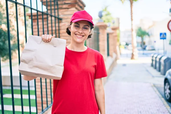 Dodávka Obchodní Pracovník Žena Nosí Uniformu Usměvavý Šťastný Držení Papírové — Stock fotografie