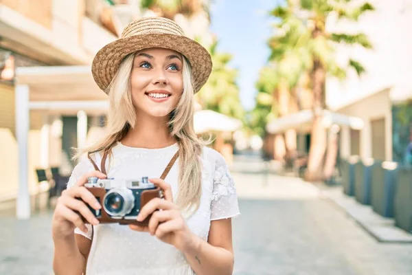 Junge Kaukasische Touristenmädchen Lächeln Glücklich Mit Oldtimer Kamera Auf Der — Stockfoto
