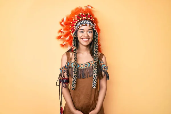 Молодая Красивая Латинская Девушка Индийском Костюме Счастливой Прохладной Улыбкой Лице — стоковое фото