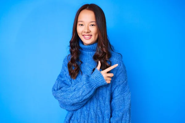 Jong Mooi Chinees Meisje Dragen Casual Winter Trui Vrolijk Met — Stockfoto