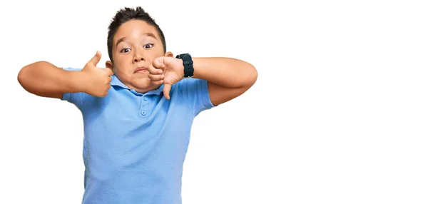 Ragazzino Ispanico Che Indossa Vestiti Casual Facendo Pollici Giù Disaccordo — Foto Stock