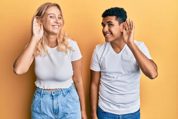 Jeune Couple Interracial Portant Shirt Blanc Décontracté Souriant Avec Main — Photo