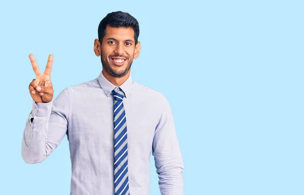 Junger Lateinischer Mann Businesskleidung Lächelt Mit Glücklichem Gesicht Und Zwinkert — Stockfoto