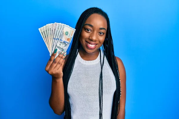 Joven Mujer Afroamericana Sosteniendo Dólares Mirando Positiva Feliz Pie Sonriendo —  Fotos de Stock