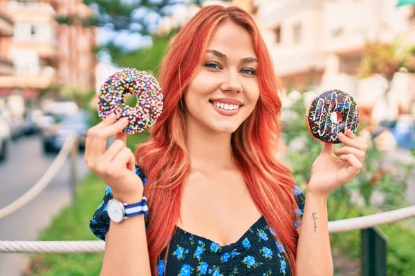 Chica Pelirroja Joven Desayunando Donuts Ciudad —  Fotos de Stock