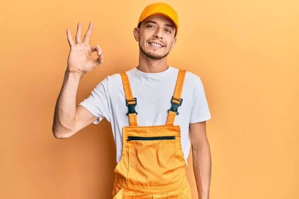 Ung Latinamerikan Man Bär Händig Uniform Glada För Framgång Med — Stockfoto