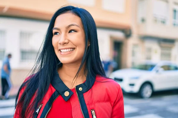 Ung Latinamerikansk Kvinna Ler Glad Promenader Stan — Stockfoto