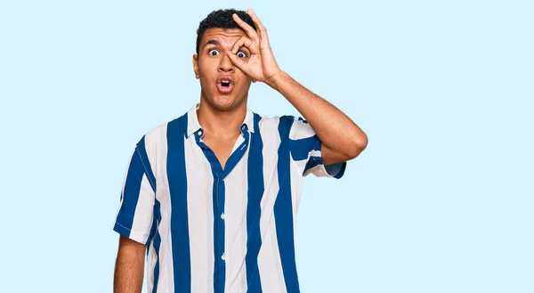 Ung Arab Man Bär Casual Kläder Gör Gest Chockad Med — Stockfoto