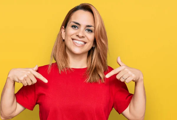 Spaanse Jonge Vrouw Draagt Casual Rood Shirt Zelfverzekerd Kijkend Met — Stockfoto