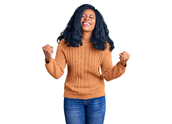 Güzel Afro Amerikan Kadını Gündelik Süveter Giyip Mutlu Heyecanlı Bir — Stok fotoğraf